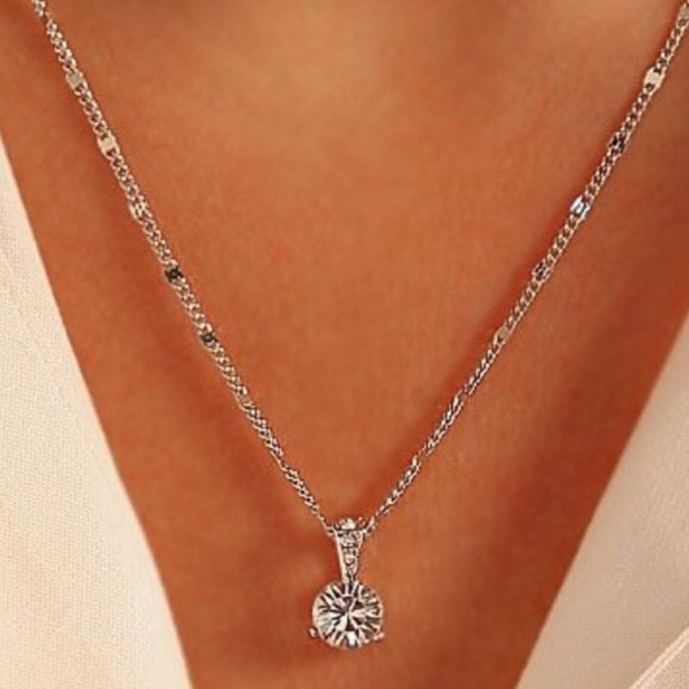 EUC Swarovski solitaire pendant necklace